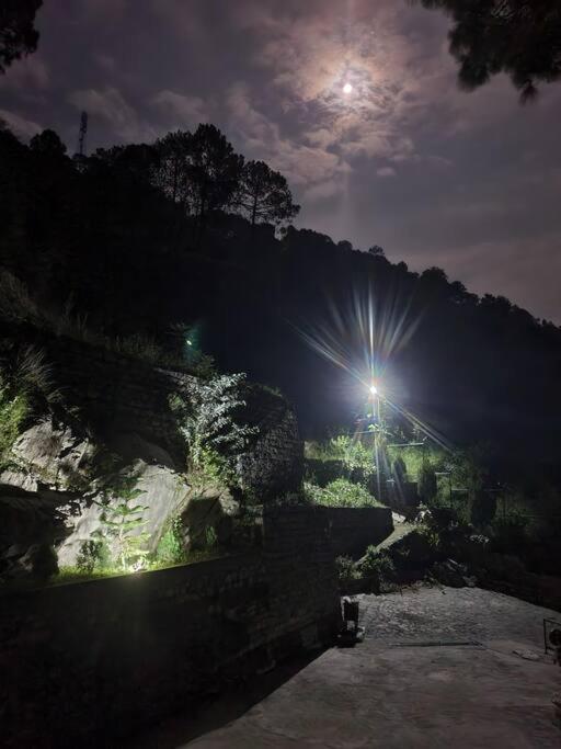 Kasauli Cascade A Cheerfull 4 Bedroom Challet Luaran gambar