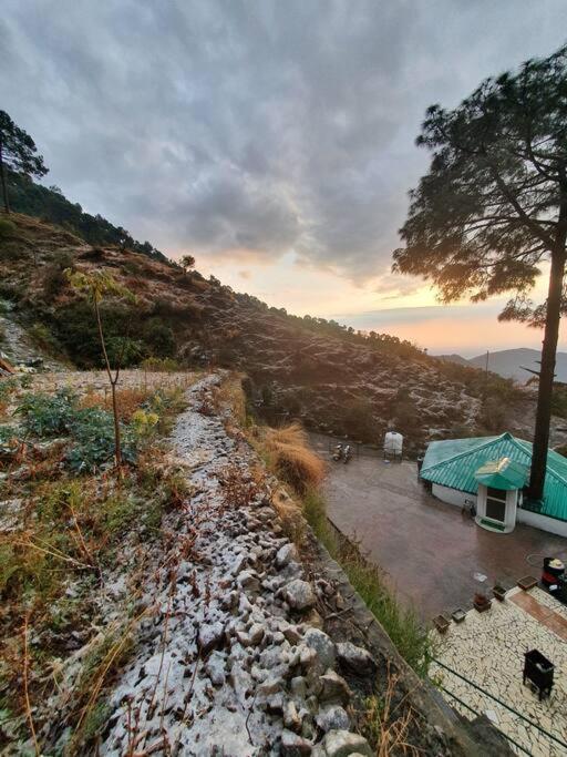 Kasauli Cascade A Cheerfull 4 Bedroom Challet Luaran gambar